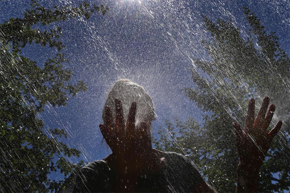 An heißen Tagen kann Wassernebel für Abkühlung sorgen. (Symbolbild)Karl-Josef Hildenbrand/dpa/dpa-tmn