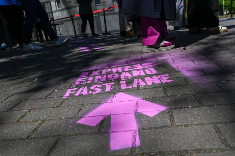 An heißen Tagen mit vielen Besuchern können Menschen mit vorab online gekauften Tickets die Expresseingänge nutzen.Jens Kalaene/dpa