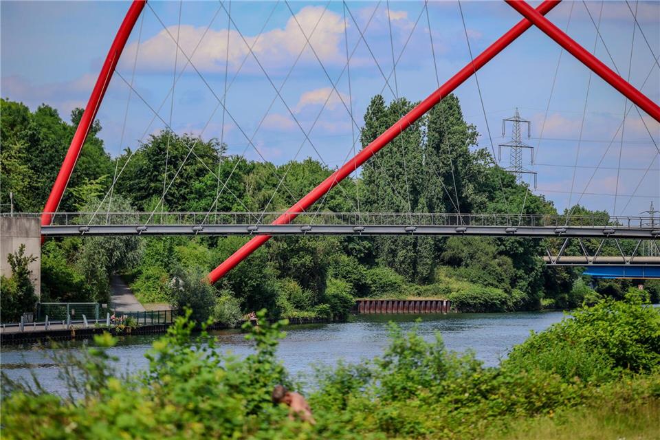 An heißen Tagen suchen viele Abkühlung im Rhein-Herne-Kanal - doch Behörden warnen: Die Wasserstraße ist kein Badegewässer. Christoph Reichwein/dpa