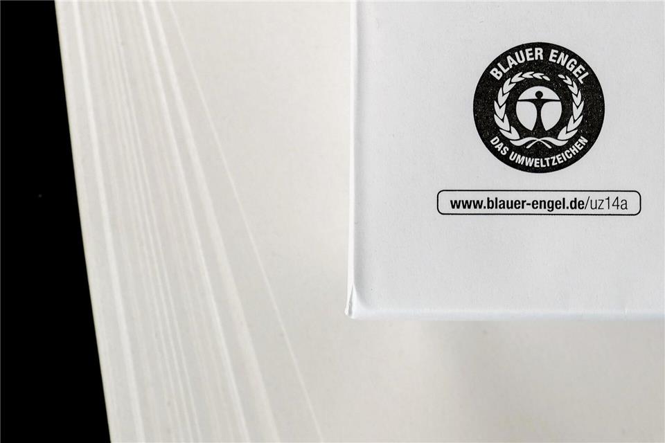 An ihm kann man sich beim Papierkauf getrost orientieren: Der „Blauer Engel“ ist eine bekannte Kennzeichnung unter anderem für Recyclingpapier.Bernd Diekjobst/dpa-tmn