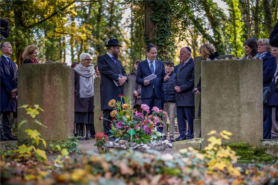 An ihrem 104. Geburtstag versammelten sich Freunde und Weggefährten am Grab von Margot Friedländer. Michael Kappeler/dpa