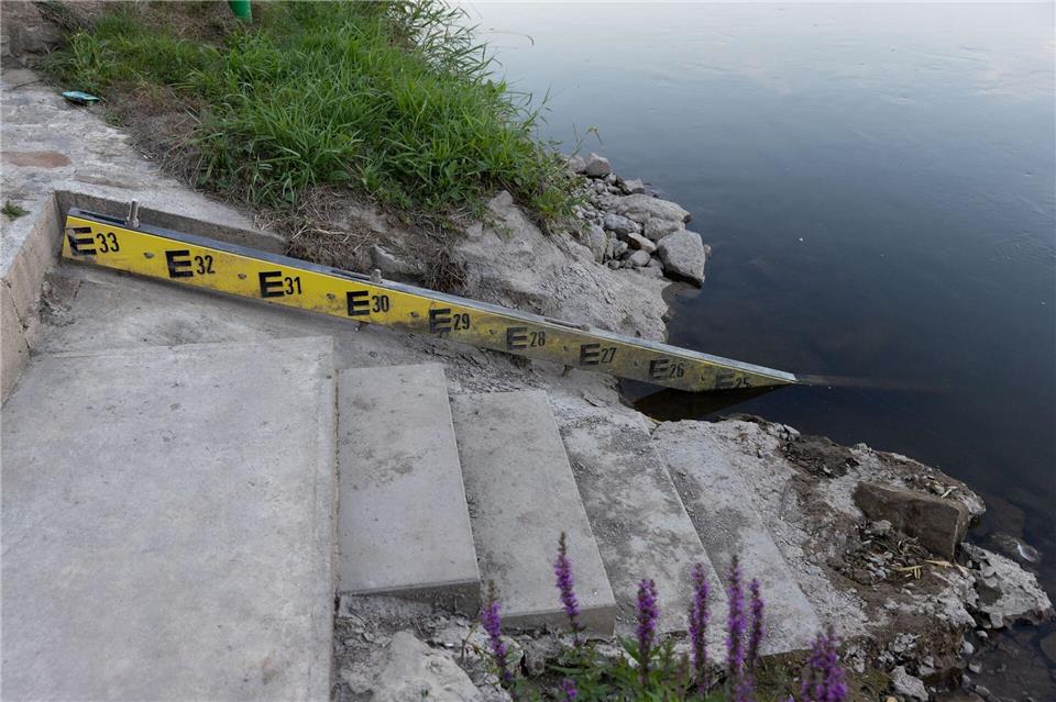 An immer mehr Pegeln sinkt der Wasserstand. (Archivbild) Friso Gentsch/dpa