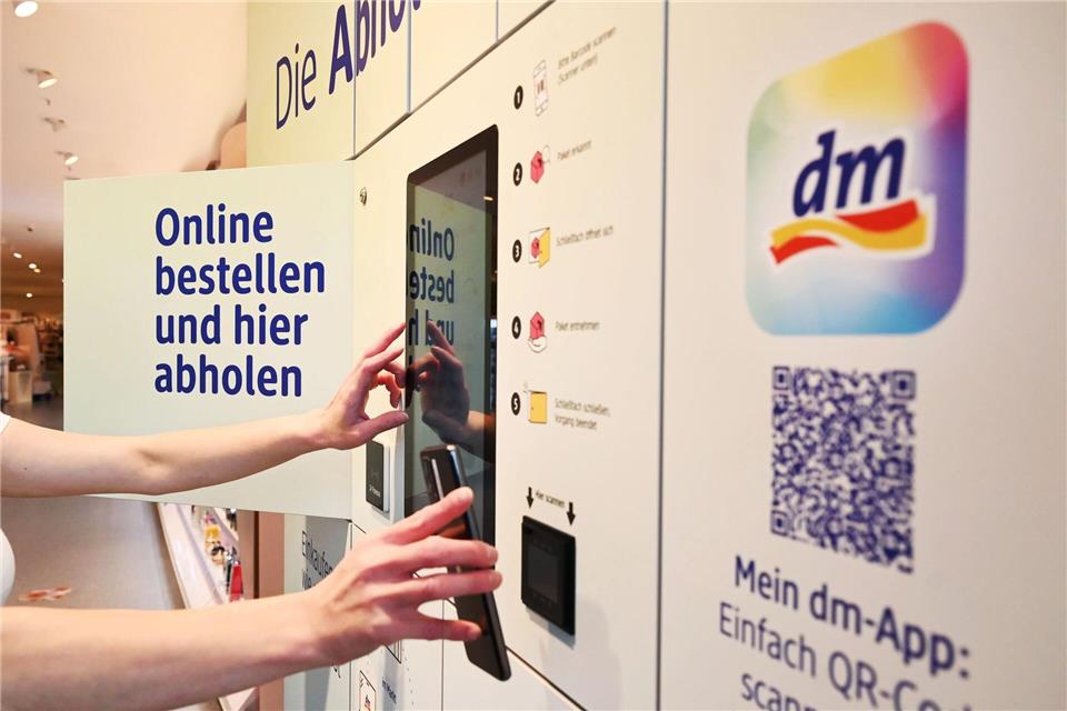 Drogeriemarkt-Kette dm baut Gesundheitsangebote aus An mehr als 1.800 Abholstationen in Deutschland können Kundinnen und Kunden Waren abholen. (Archivbild)Uli Deck/dpa