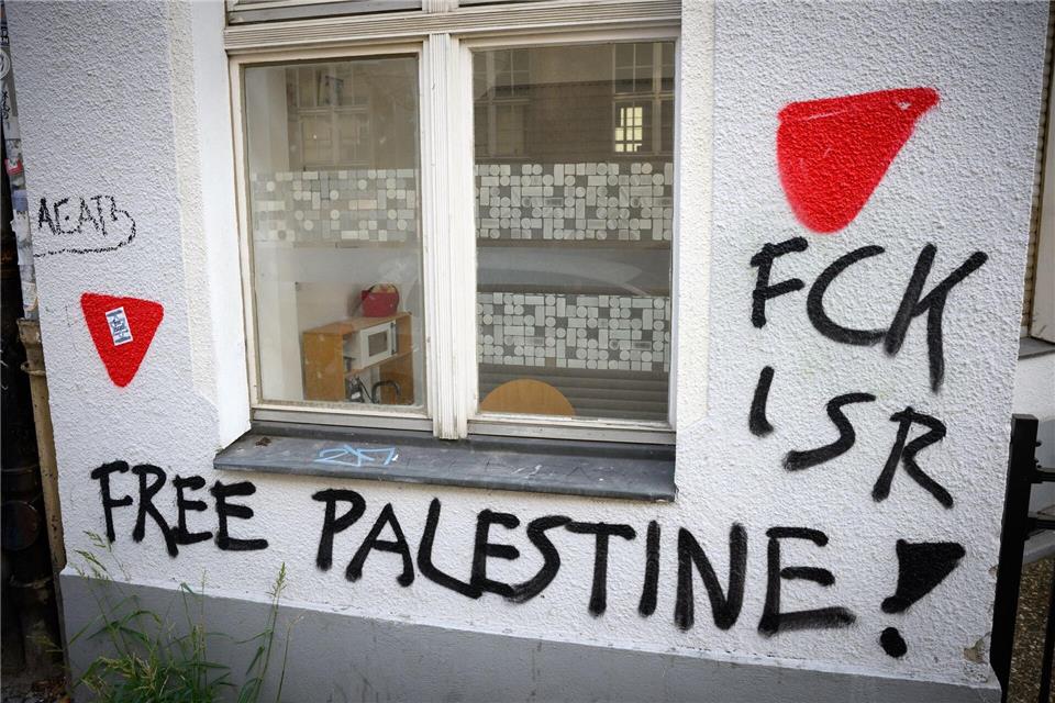 An mehrere Häuser in Neukölln sind rote Dreiecke, ein Zeichen der Hamas, und andere israelfeindliche und propalästinensische Parolen gesprüht. Bernd von Jutrczenka/dpa