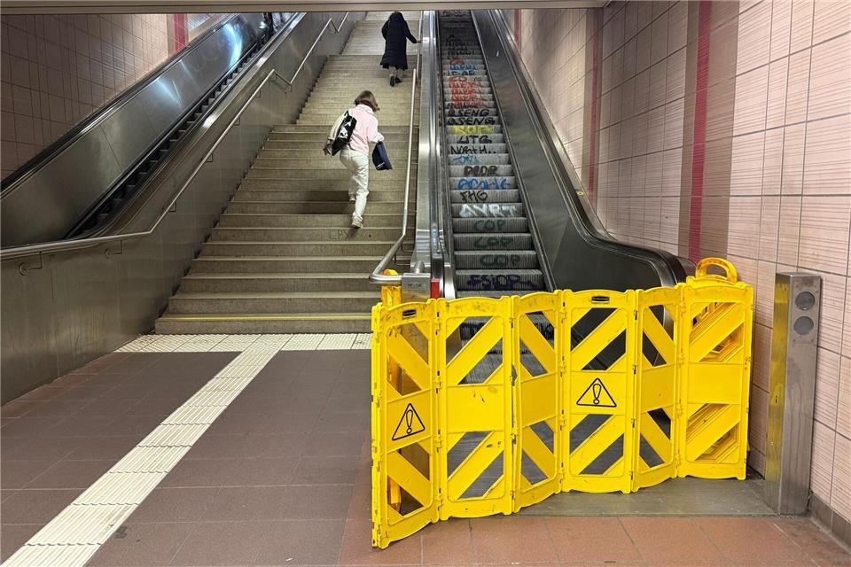 An mehreren Bahnhöfen in Frankfurt müssen Fahrgäste Treppenstufen zu Fuß erklimmen.Isabell Scheuplein/dpa