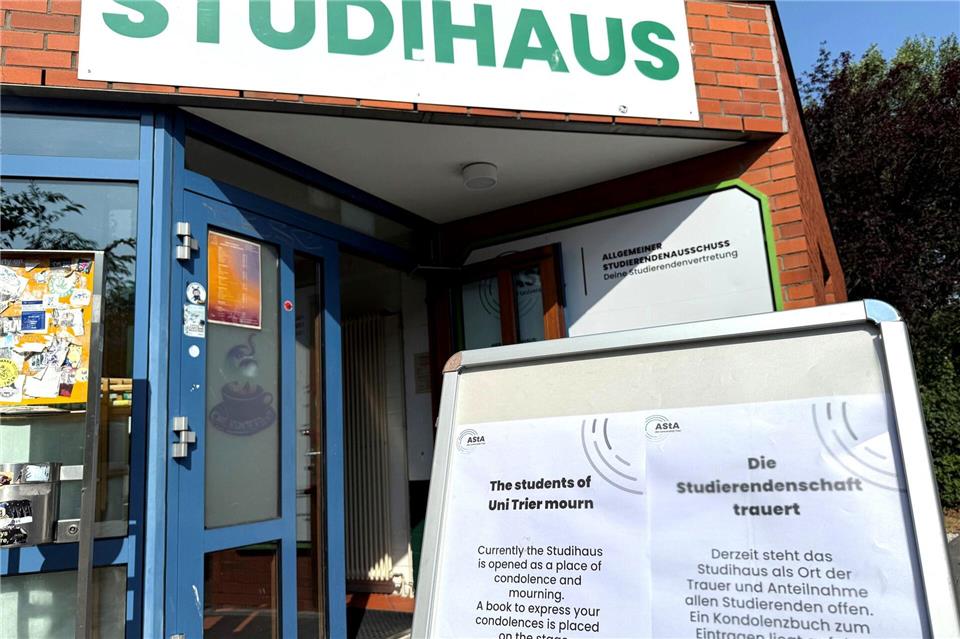 An mehreren Orten liegen Kondolenzbücher aus.Birgit Reichert/dpa