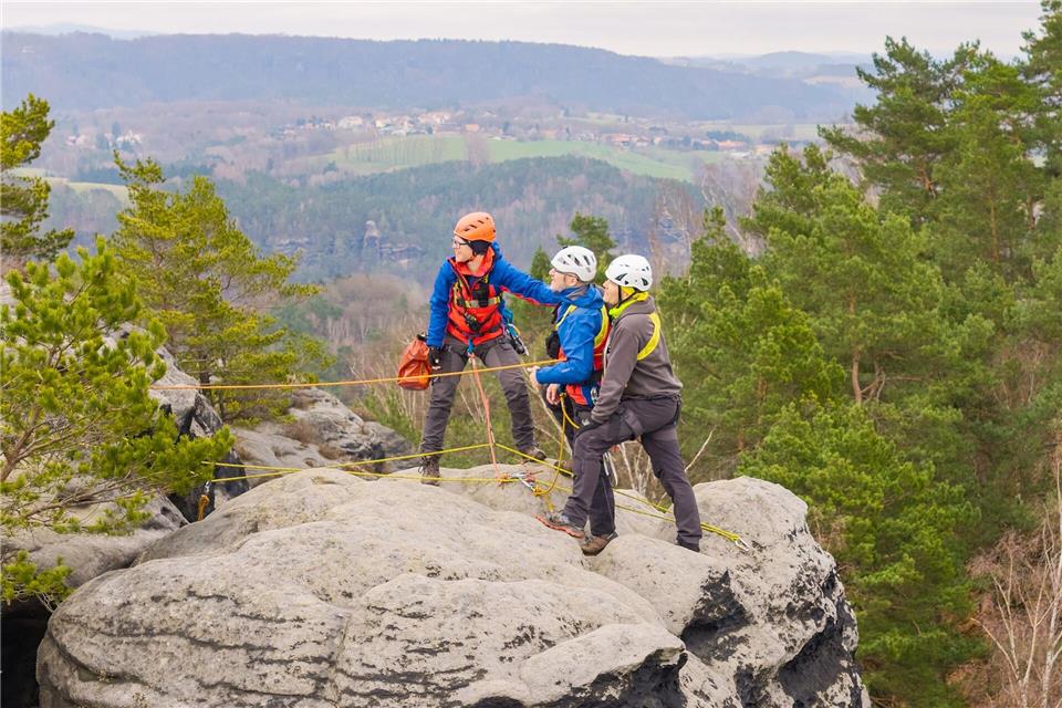 An mehreren Stationen trainieren Einsatzkräge der Bergwacht Dresden Hilfs- und Einsatztechniken für die Rettung von Personen.Jürgen Lösel/dpa
