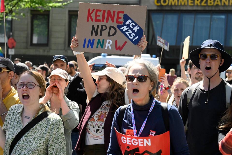 An mehreren Stellen in der Stadt setzten Gegendemonstranten in Essen ein Zeichen gegen rechtsextreme Ideologien. Roberto Pfeil/dpa