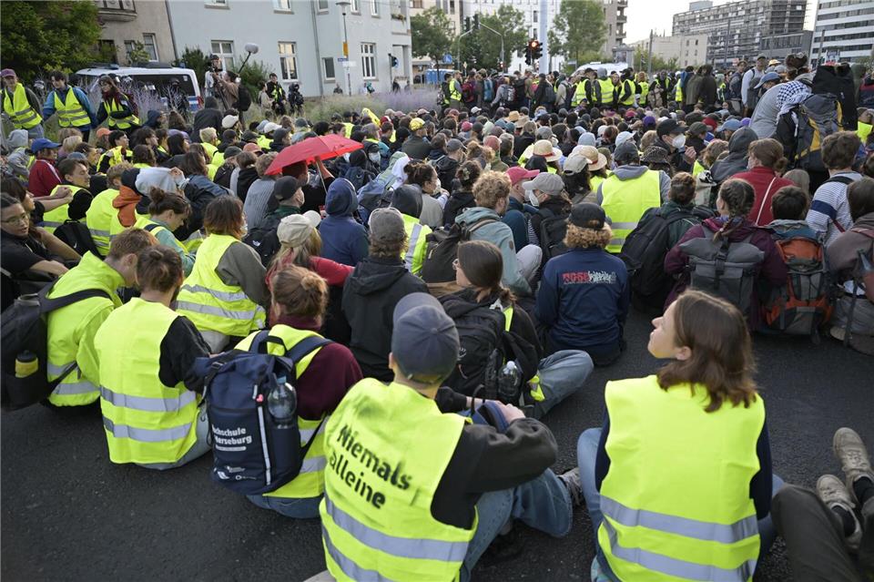 An mehreren Stellen in und um Erfurt wurden Sitzblockaden organisiert.  Jacob Schröter/dpa