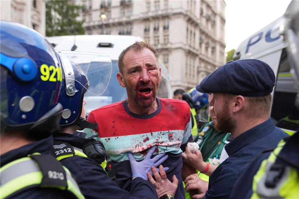 An mehreren Stellen kam es zu Zusammenstößen mit der Polizei. Lucy North/PA Wire/dpa