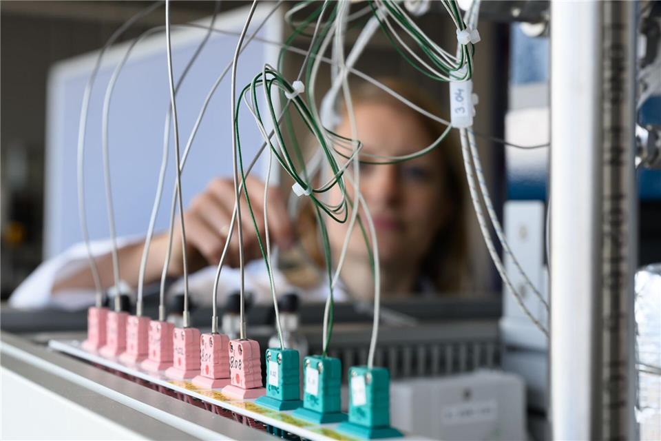 An mehreren sächsischen Forschungseinrichtungen wird Weltraumforschung betrieben. Dazu zählt das Fraunhofer-Institut für Keramische Technologien und Systeme IKTS in Dresden.Robert Michael/dpa