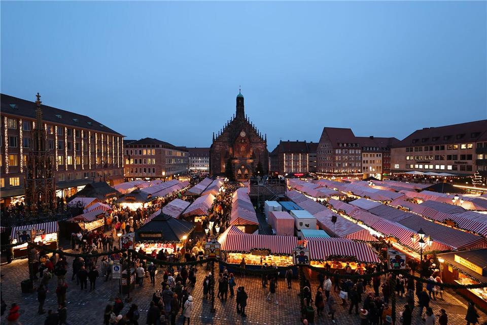 An rund 160 Ständen mit den typischen rot-weiß gestreiften Stoffdächern können sich die Besucherinnen und Besucher auf Weihnachten einstimmen.Daniel Karmann/dpa
