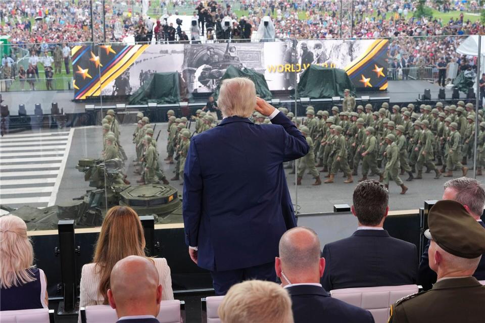 An seinem 79. Geburtstag verfolgte Trump eine Militärparade in Washington. (Archivbild)Doug Mills/Pool The New York Times/AP/dpa