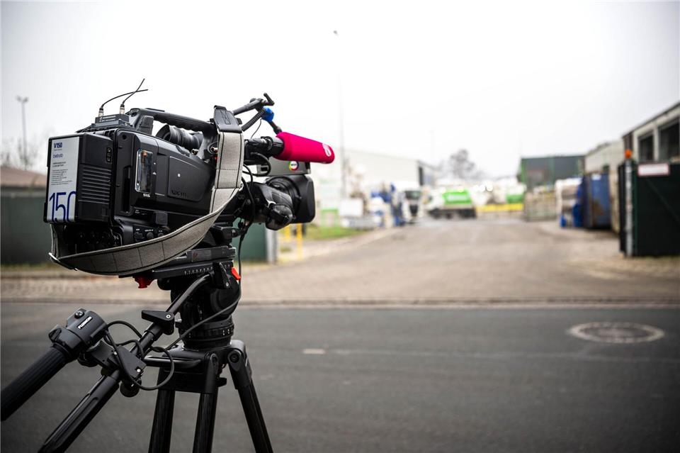 An unbekannter Stelle auf dem Gelände eines Entsorgungsbetriebes ist ein toter Säugling im Müll gefunden worden.Sina Schuldt/dpa