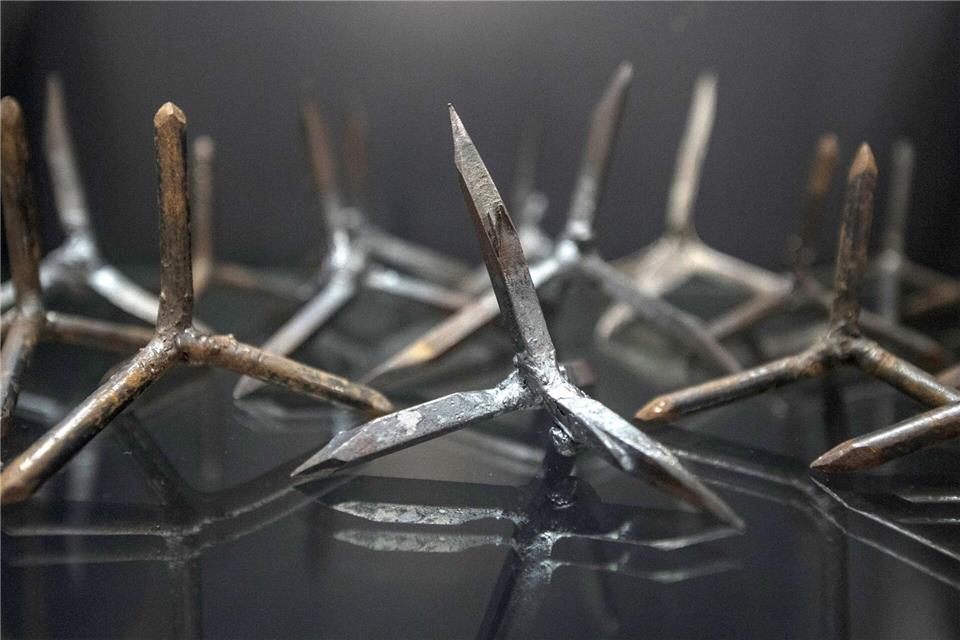 An verschiedenen Stellen sollen die Täter die Krähenfüße ausgelegt haben. (Symbolbild)Boris Roessler/dpa