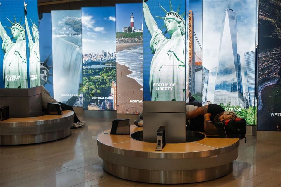 An vielen Flughäfen in den USA müssen Reisende sich auf lange Wartezeiten einstellen - so wie hier am LaGuardia International Airport in New York. Olga Fedorova/FR172242 AP/AP/dpa