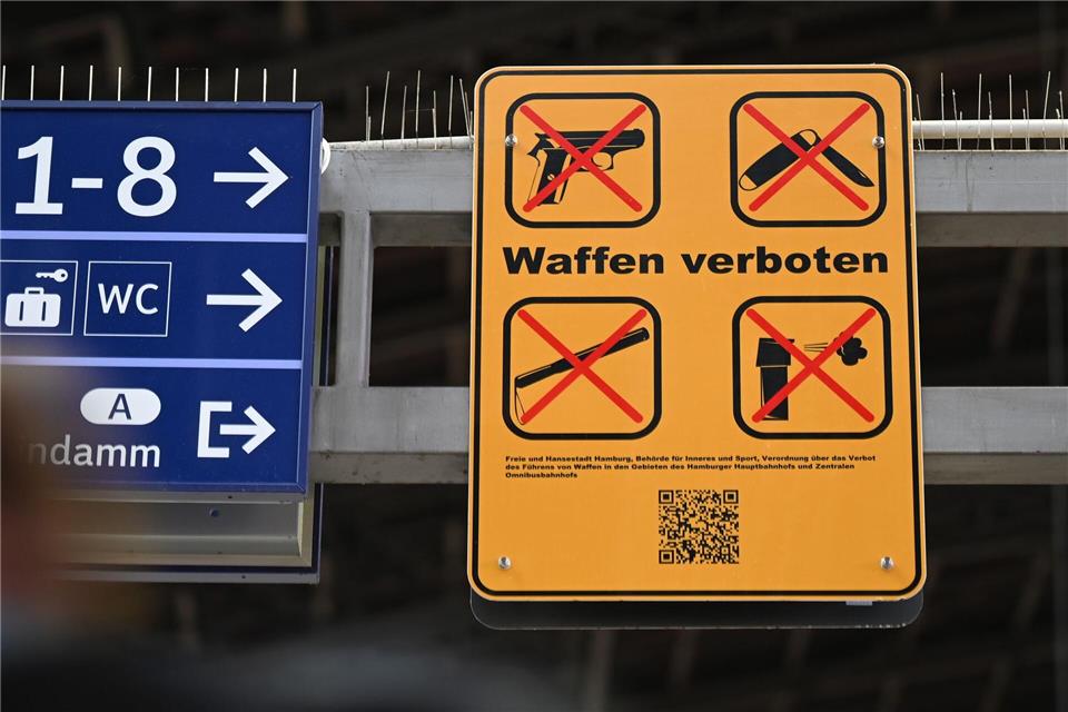 An vielen Orten gelten bereits Waffenverbote – wie hier am Hauptbahnhof Hamburg. (Symbolbild)Niklas Graeber/dpa