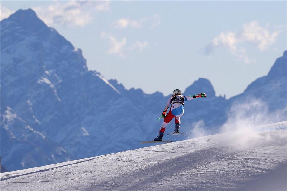 An vielen Skiorten der Alpen - wie hier in Cortina d’Ampezzo - ist die Schneehöhe deutlich gesunken. (Archivbild) Alessandro Trovati/AP/dpa
