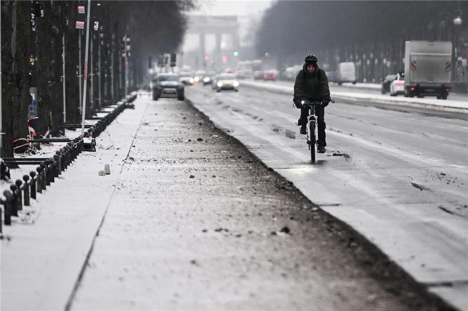 An vielen Stellen in Berlin ist es weiter sehr glatt. Britta Pedersen/dpa