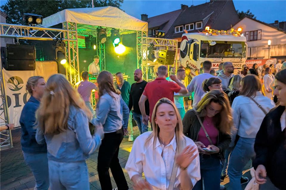 An vielen Stellen in der Stadt spielten DJs am Samstag bei Borken pulsiert Musik.