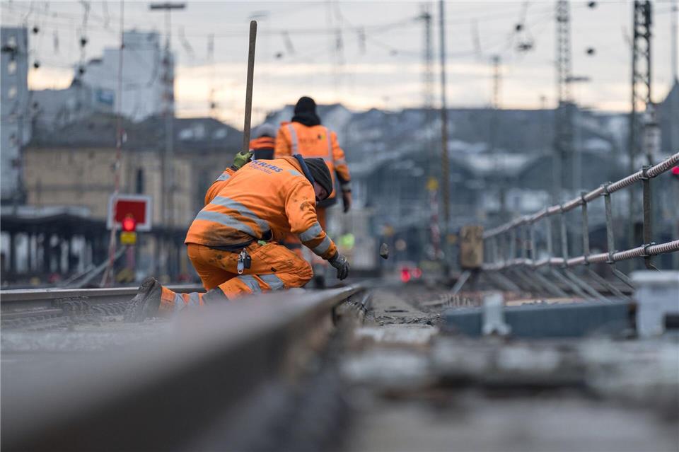 An vielen Stellen rund um Mainz wird gerade an Bahnstrecken gearbeitet. Das bringt gravierende Einschränkungen für Fahrgäste mit sich. (Symbolfoto)Hannes P Albert/dpa