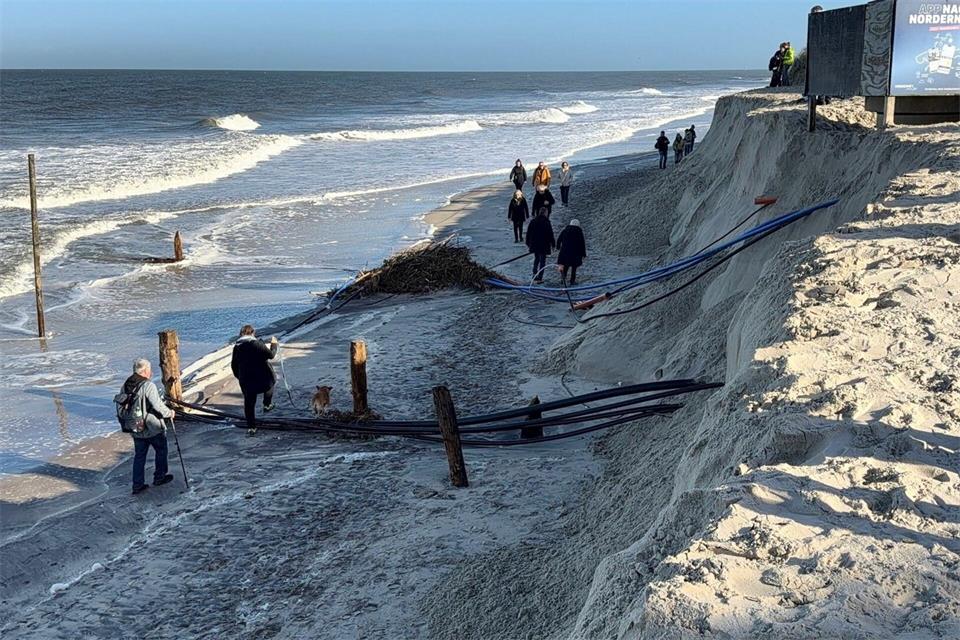 An vielen Stränden - wie hier auf Norderney - spülten die Sturmfluten Sand weg. Volker Bartels/dpa
