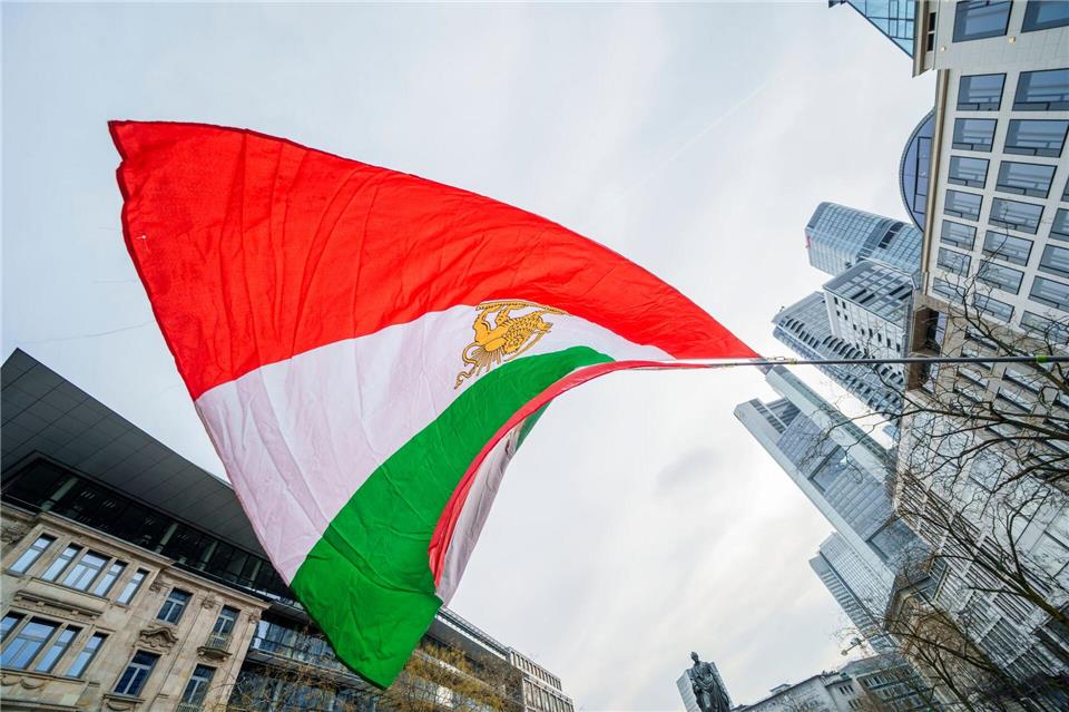 An vier Orten demonstrieren in Frankfurt Menschen gegen das Regime im Iran. Andreas Arnold/dpa