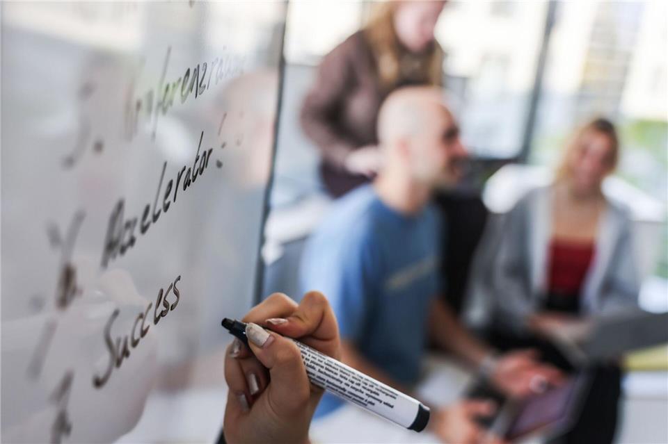 An welchen Routinen halten wir als Team unnötigerweise fest? Eine ehrliche Bestandsaufnahme hilft, Zeitfresser zu identifizieren.picture alliance/dpa