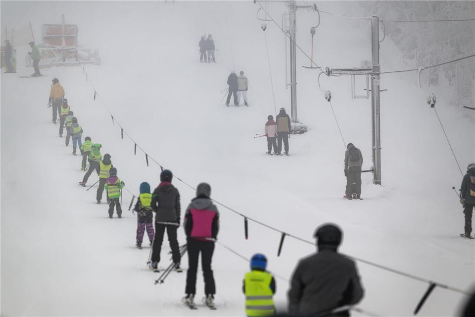 An winterlichen Wochenenden wie hier 2024 lockt der Sahnehang auch viele Familien auf die Piste. (Archivbild)Henning Kaiser/dpa