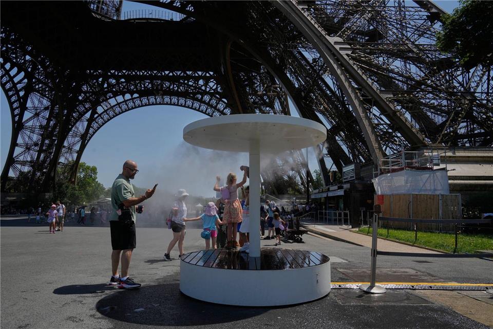 An zahlreichen Orten in Paris bieten Wasserspender und Sprühnebelduschen etwas Erfrischung. (Archivbild)Michel Euler/AP/dpa