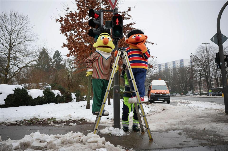 An zwei Ampeln in NDR-Nähe haben jetzt die Kultfiguren aus der Sesamstraße das Sagen. Christian Charisius/dpa