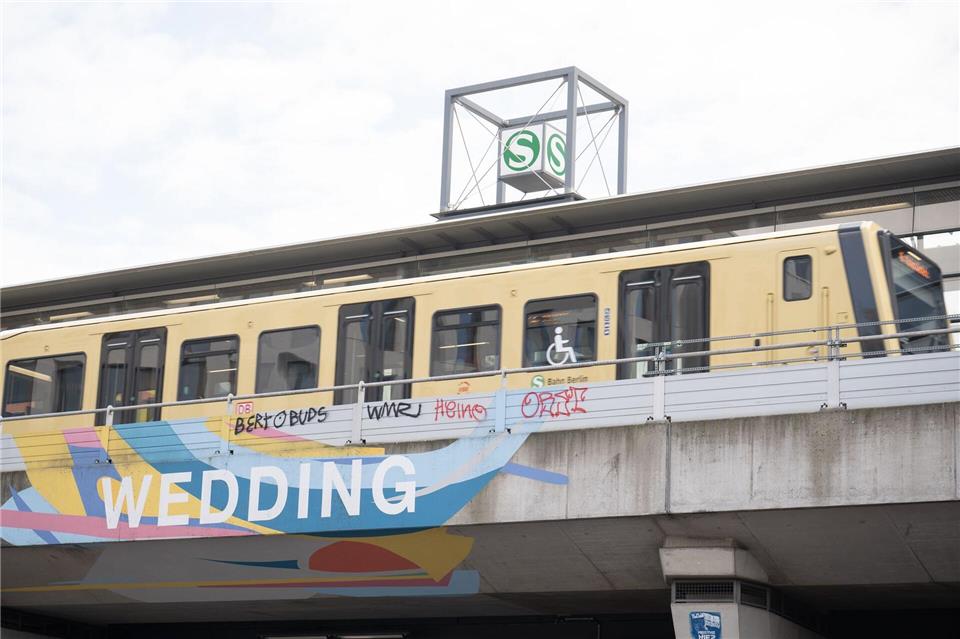 An zwei Tagen kann an der S- und U-Bahnstation Wedding Kleidung gespendet werden. (Symbolbild)Sebastian Gollnow/dpa
