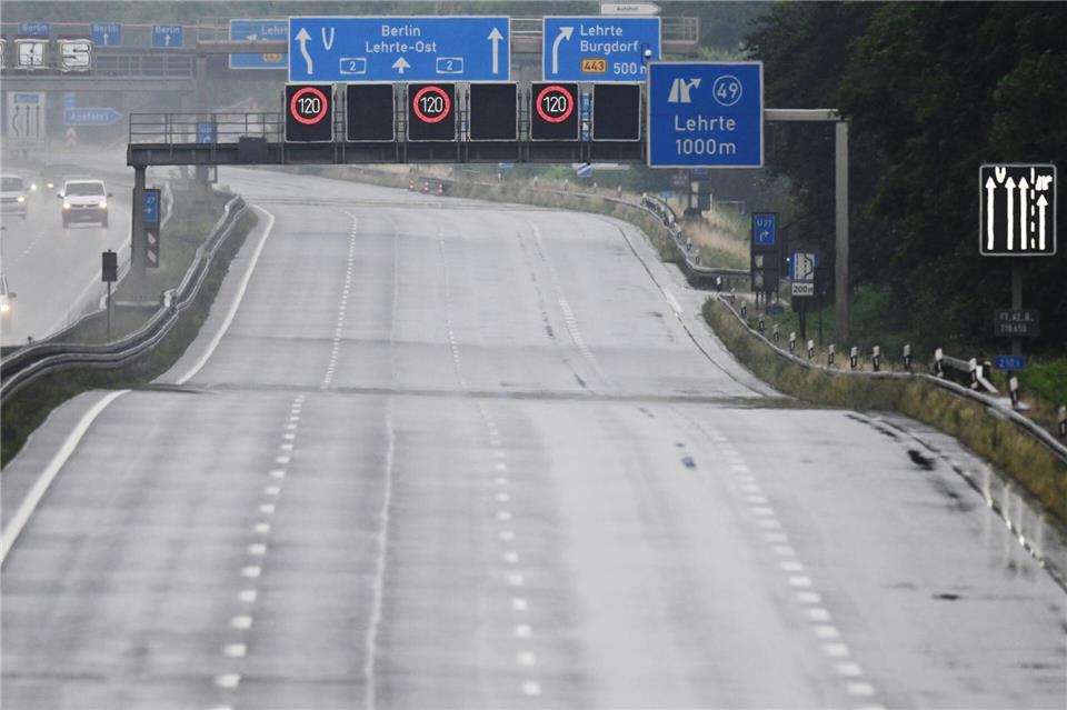 An zwei Wochenenden ab Ende Juli wird die Autobahn 2 in Richtung Berlin bei Hannover gesperrt - Turbobaustellen werden eingerichtet. (Symbolbild)Julian Stratenschulte/dpa