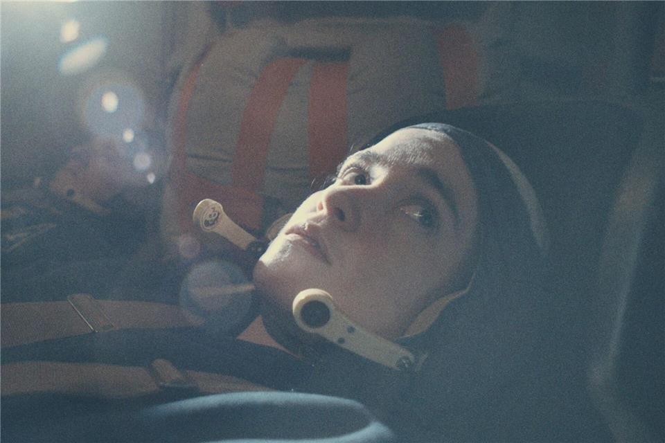 Anastassija Belikowa (gespielt von Alice Englert) erreicht als erste Kosmonautin den Mond.-/Apple TV/dpa