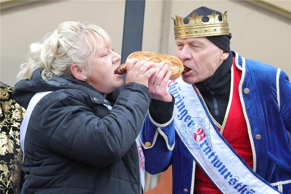 Anbiss beim Start in die Thüringer Bratwurstsaison.Bodo Schackow/dpa
