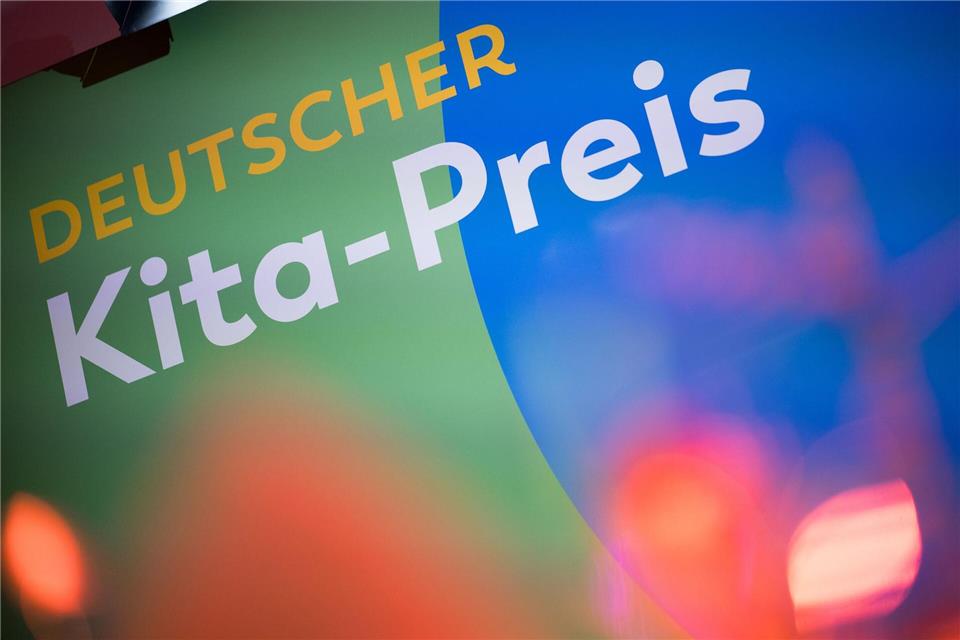 And the winner is beim diesjährigen Kita-Preis in der Kategorie „Kita des Jahres“: eine inklusive Einrichtung aus Unkel. Sebastian Christoph Gollnow/dpa