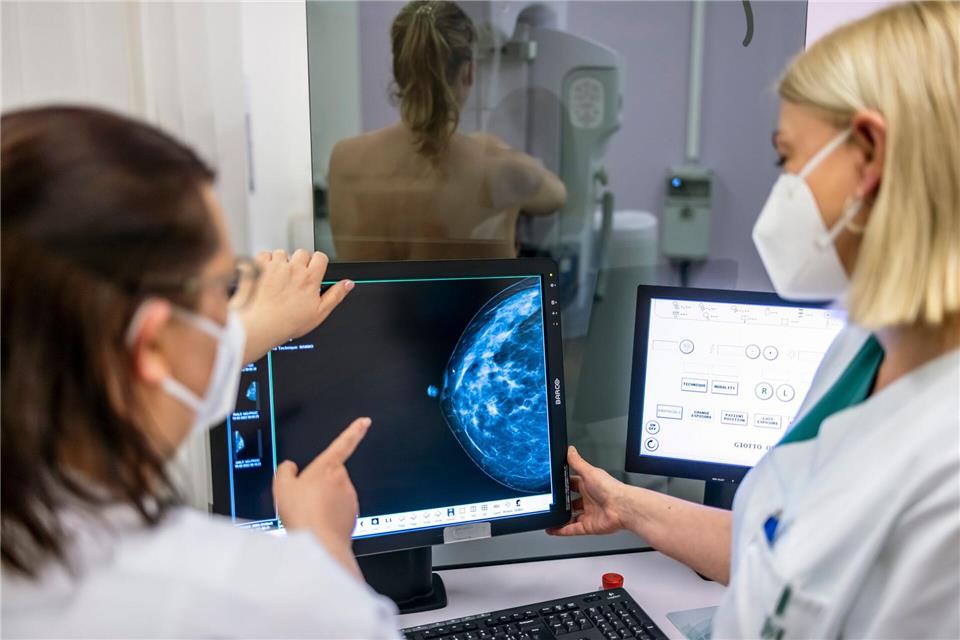 Mehr als 2.000 Frauen betroffen – Mammografie-Fehler empören Andalusien in Südspanien wird derzeit von einem Skandal um Fehler bei der Früherkennung von Brustkrebs erschüttert. Tausende Frauen erhielten ihre teils verdächtigen Befunde erst mit monatelanger Verzögerung. (Illustration)Michael Hanschke/dpa