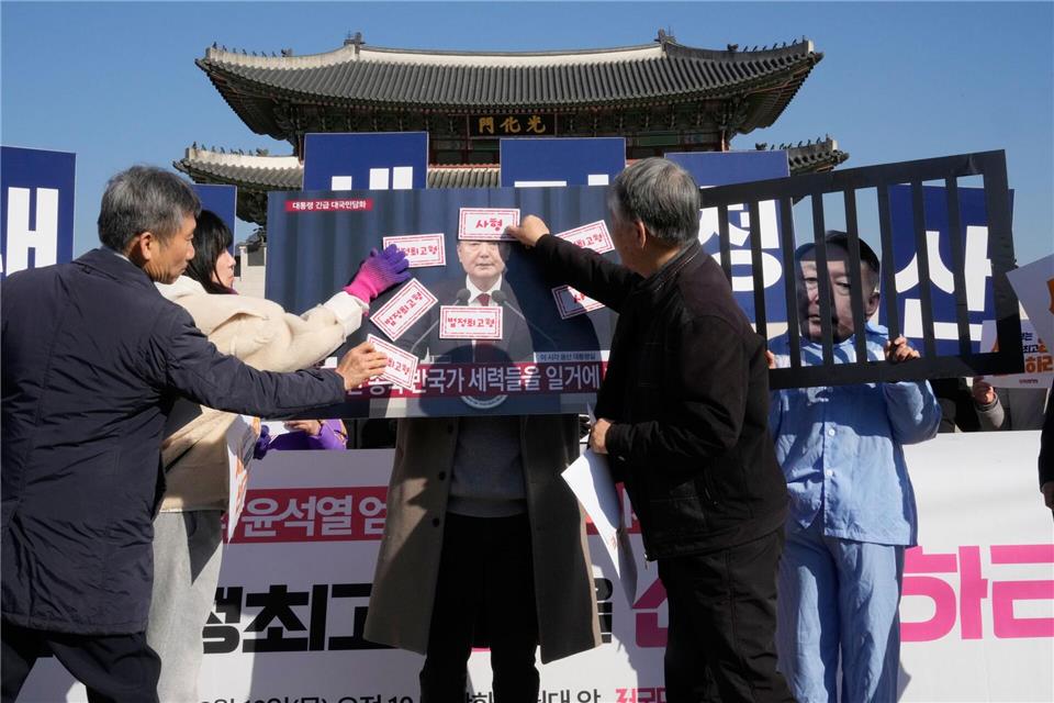 Andere Demonstranten forderten die Todesstrafe für den Ex-Präsidenten.Ahn Young-joon/AP/dpa