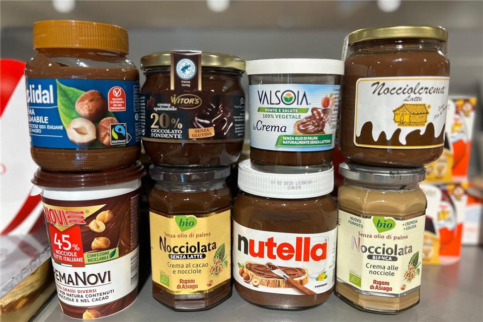 Weniger Haselnüsse aus Italien: Wird Nutella teurer?  Andere Hersteller werben mit einem deutlich höheren Anteil an Haselnüssen. (Archivbild)Christoph Sator/dpa