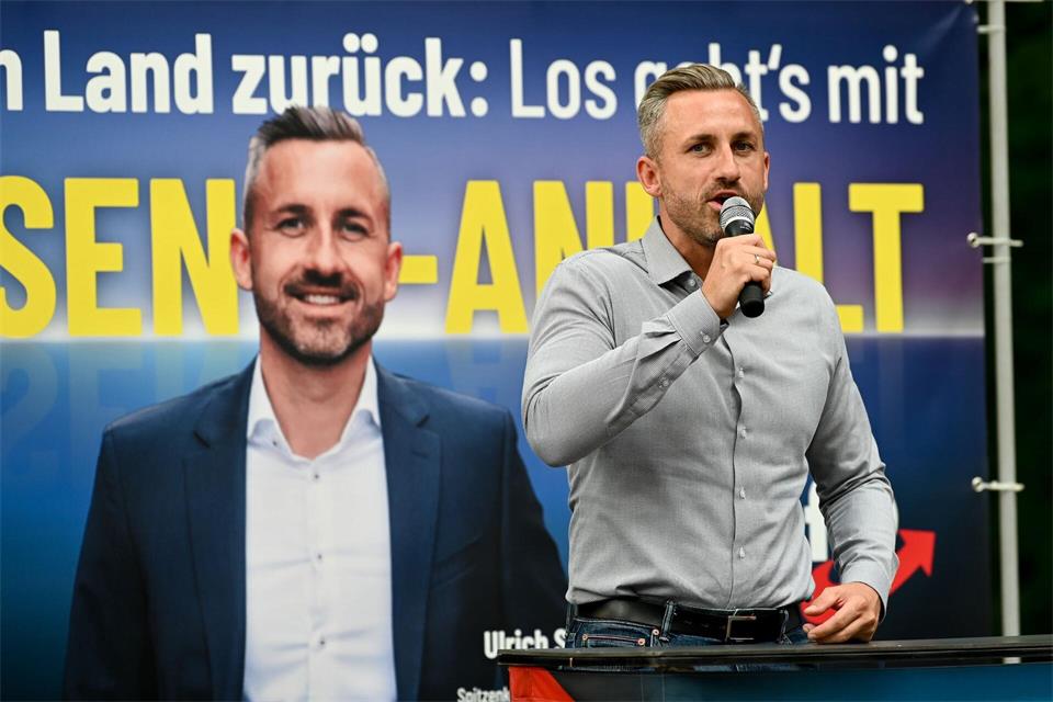 Andere Parteien haben eine Zusammenarbeit mit der AfD ausgeschlossen. Spitzenkandidat Ulrich Siegmund hat als Wahlziel „45 Prozent plus X“ ausgegeben, um eine absolute Mehrheit für eine Alleinregierung zu erreichen. (Archivbild)Heiko Rebsch/dpa