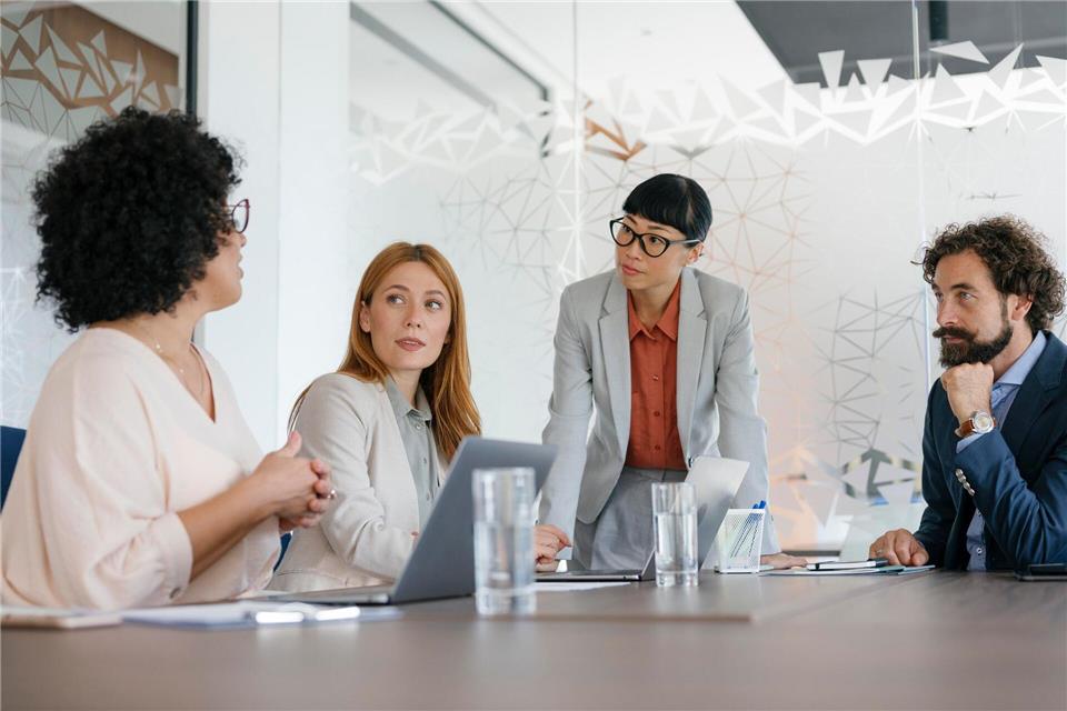 Andere beeinflussen, Macht sichern oder eigene Ziele durchzusetzen: Machtspiele im Job sind häufig - die Strategien aber oft subtil. picture alliance / Westend61