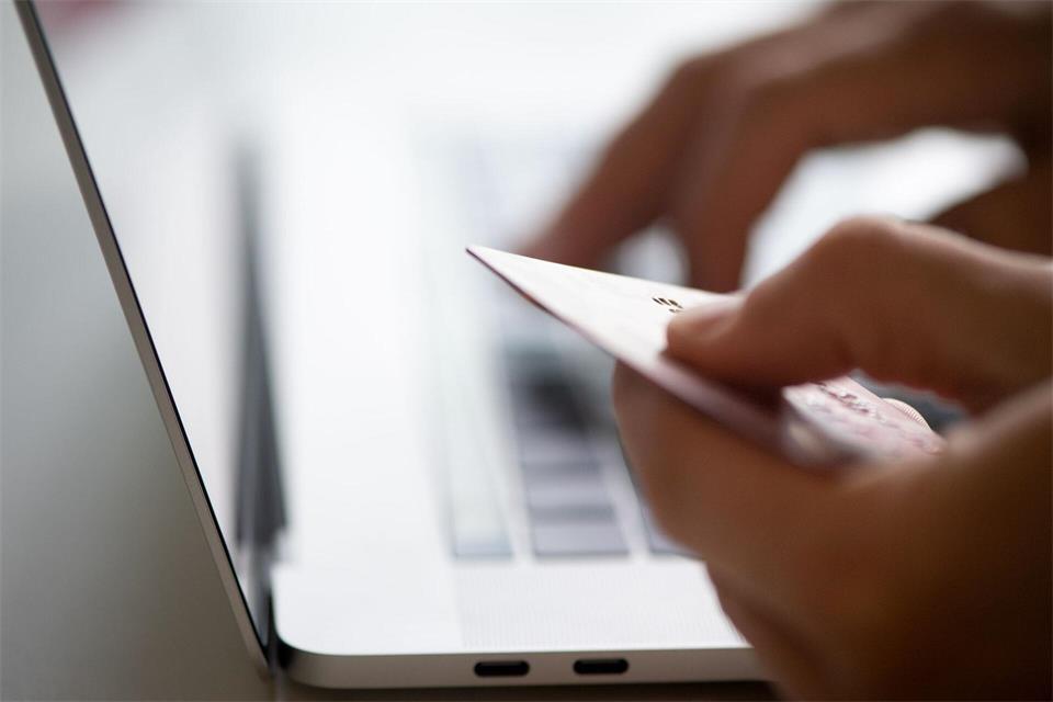 Anders als beim echten Online-Shopping simulieren sogenannte Dopamin-Shops nur den Prozess - Geld fließt keines. Aber bremsen sie Kaufgelüste effektiv?picture alliance / dpa Themendienst