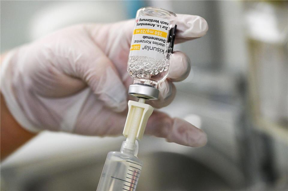 Anders als bisherige Alzheimer-Medikamente behandelt der Antikörper nicht nur Symptome, sondern zielt auf zugrundeliegende Krankheitsprozesse ab.Jens Kalaene/dpa