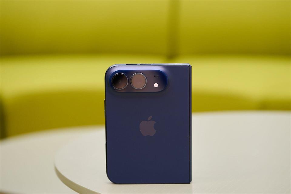 Anders als das dünne iPhone Air aus dem Vorjahr hat das Duo zusätzlich zur Hauptkamera auch ein Ultraweitwinkel-Objektiv.Zacharie Scheurer/dpa-tmn