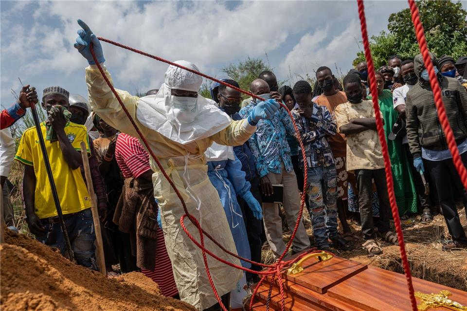 Anders als es die Tradition will, können Angehörige verstorbener Ebola-Patienten nicht am offenen Sarg Abschied nehmen. (Archivbild)Moses Sawasawa/AP/dpa