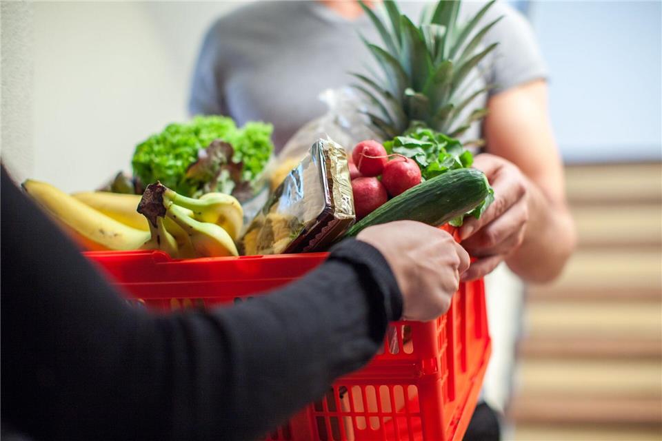 Anders als im Supermarkt müssten Online-Händler weder das Mindesthaltbarkeits- noch das Verbrauchsdatum vor dem Kauf angeben.Christin Klose/dpa-tmn