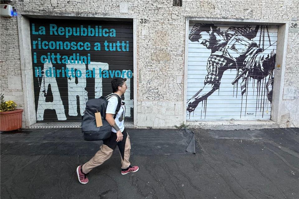 Anders als in den deutschen Innenstädten mit ihren vielen Schaufenstern hat in Italien noch so gut wie jedes Geschäft die schweren metallenen Rollläden.Christoph Sator/dpa