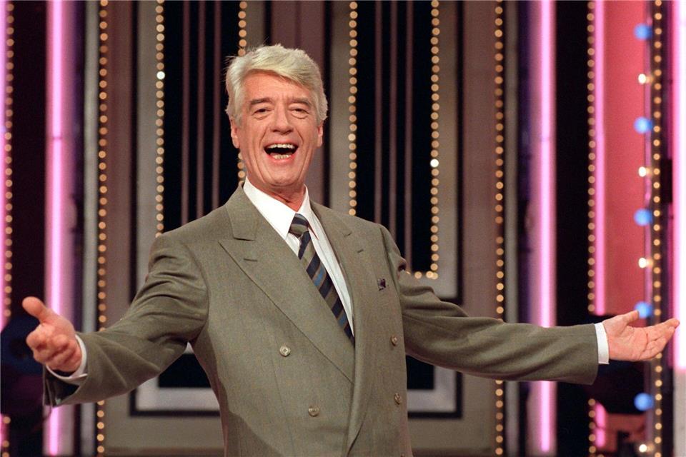 Anders als viele andere Fernsehmoderatoren konnte Rudi Carrell auch singen und platzierte mehrere große Hits (Archivbild).Hermann Wöstmann/dpa