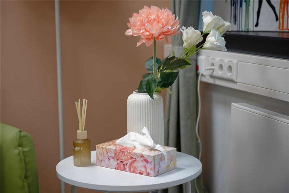 Anders eingerichtet: Im Raum der Gewaltschutzstelle für Frauen soll eine andere Atmosphäre erzeugt werden als das im üblichen Vernehmungsraum in einer Polizeidienststelle so ist.Henning Kaiser/dpa