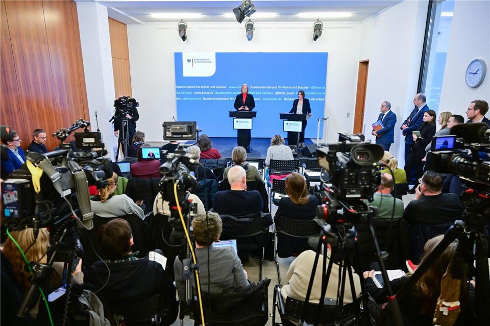 Andrang herrscht bei Bärbel Bas, als sie die Kommissionsergebnisse vorstellt.Sebastian Christoph Gollnow/dpa